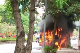 Hà Nội: Xe buýt bốc cháy dữ dội trên đường 