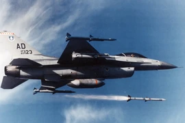 Mỹ bán siêu tên lửa AIM-120 tới nước ĐNÁ nào?