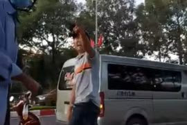 Phóng viên bị hành hung khi đang tác nghiệp về xe dù bến cóc 