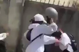 Nữ sinh cấp 2 bị đánh tới tấp vì làm hỏng nón bảo hiểm