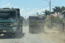 Krông Pắk - Đắk Lắk: Xe chở cát, đá "băm nát" đường liên xã?