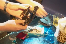 Đắk Lắk: Khởi tố đối tượng mang theo súng vào quán bar