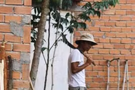 Cha lại vác dao canh cửa, nhốt con gái trong buồng kín