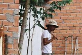 Cha lại vác dao canh cửa, nhốt con gái trong buồng kín