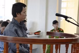 Nghi bị “cắm sừng”, chế bom xăng ám sát tình địch