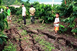 Vùng đất "há miệng" nuốt nhà dân nằm trên núi lửa?