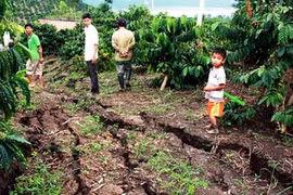 Vùng đất "há miệng" nuốt nhà dân nằm trên núi lửa?