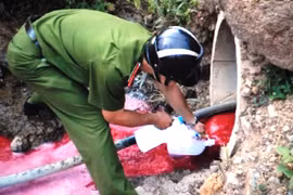 Nước đỏ như máu từ công ty đổ ra suối