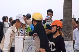 Gần 90 triệu cho 5 chị em khóc tìm cha trên biển