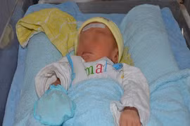 Bé trai sơ sinh còn dính máu trong thùng giấy