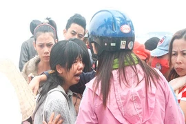 Năm người con khóc lóc tìm xác cha trên biển