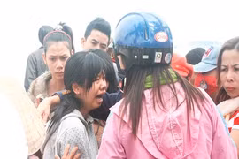 Năm người con khóc lóc tìm xác cha trên biển