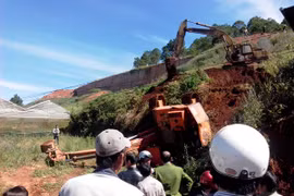 Lật máy xúc đè bẹp tài xế 