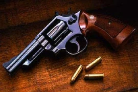 Bắn đạn xuyên má người yêu rồi bỏ trốn