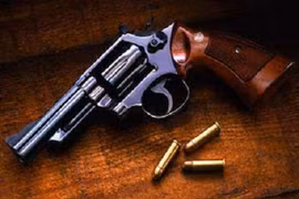 Bắn đạn xuyên má người yêu rồi bỏ trốn