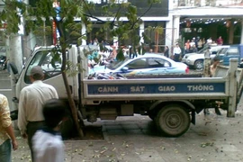 Xe công an “đối đầu” xe tải, 4 người cấp cứu