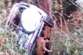 Xe 7 chỗ lao thẳng xuống vực sâu 150m đèo Prenn