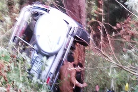 Xe 7 chỗ lao thẳng xuống vực sâu 150m đèo Prenn