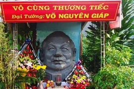 Tạc chân dung Đại tướng cho người dân phúng viếng