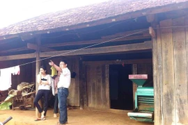 Bán cột nhà, cọc rào… cho thương lái Trung Quốc