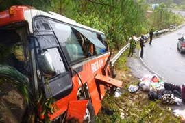 Kinh hoàng xe khách đâm vách núi, 48 người thương vong