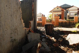 Đập phá 50 ngôi mộ để lấy cửa sắt, đài sen, con lân trang trí…