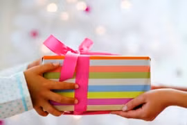 Khi thầy tôi nhận quà...