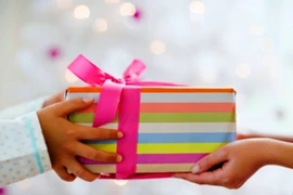 Khi thầy tôi nhận quà...