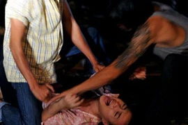 Hiếp dâm xong ngoan ngoãn đi đầu thú