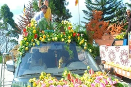 Mãn nhãn ngắm xe hoa mừng lễ Phật Đản 