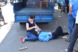 Nằm 3 giờ dưới gầm xe phản đối công an