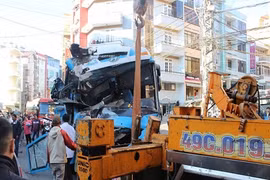 Xe khách 50 chỗ đâm tung quán cà phê giữa Đà Lạt