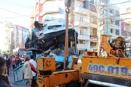 Xe khách 50 chỗ đâm tung quán cà phê giữa Đà Lạt