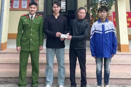 Nam sinh lớp 10 trả lại số tiền lớn cho người đánh rơi