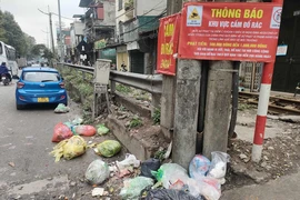 Biển cấm "có như không", người dân vẫn bất chấp đổ rác 