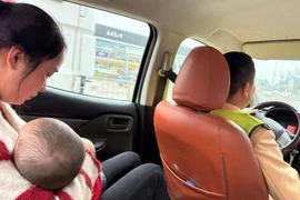 CSGT kịp thời đưa cháu bé bị co giật đi cấp cứu 