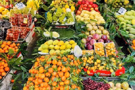 Đắt hàng đồ lễ chùa, hóa vàng