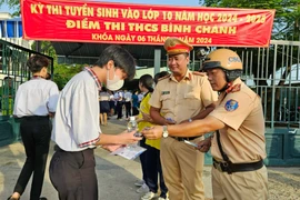 Sĩ tử bất ngờ vì được CSGT tặng bút, thước