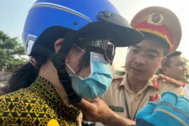 Dòng người nườm nượp về miền Tây nghỉ Tết bất ngờ được CSGT “tiếp sức”