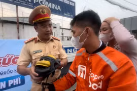 Shipper chở bạn gái về quê nghỉ lễ “gặp may” khi bị CSGT chặn