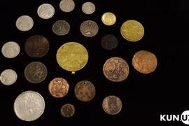 Đào hầm "nhà cũ", sững sờ phát hiện kho báu giấu kín hơn 80 năm