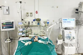 Ăn kẹo dẻo mua tại cổng trường trẻ 6 tuổi hôn mê