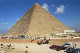 Kim tự tháp Giza khổng lồ được xây dựng như thế nào?