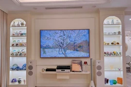 Phòng khách "sang - xịn", ngập sắc hoa trong căn hộ của MC Diệp Chi 