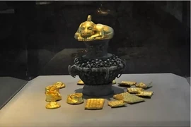 Đào mương, vô tình đụng trúng bình cổ đầy vàng lấp lánh