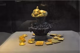 Đào mương, vô tình đụng trúng bình cổ đầy vàng lấp lánh