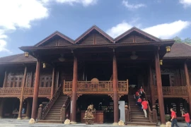 Ngắm nhà sàn gỗ lim giá 200 tỷ của đại gia Điện Biên