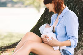 Nuôi con bằng sữa mẹ: Hành trình không đơn giản với các bà mẹ