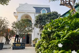 Biệt thự lộng lẫy như lâu đài của nghệ sĩ Quang Tèo