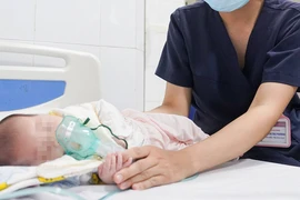 Ho gà trở lại: hơn 400 trẻ đi viện, nhiều trẻ thở máy